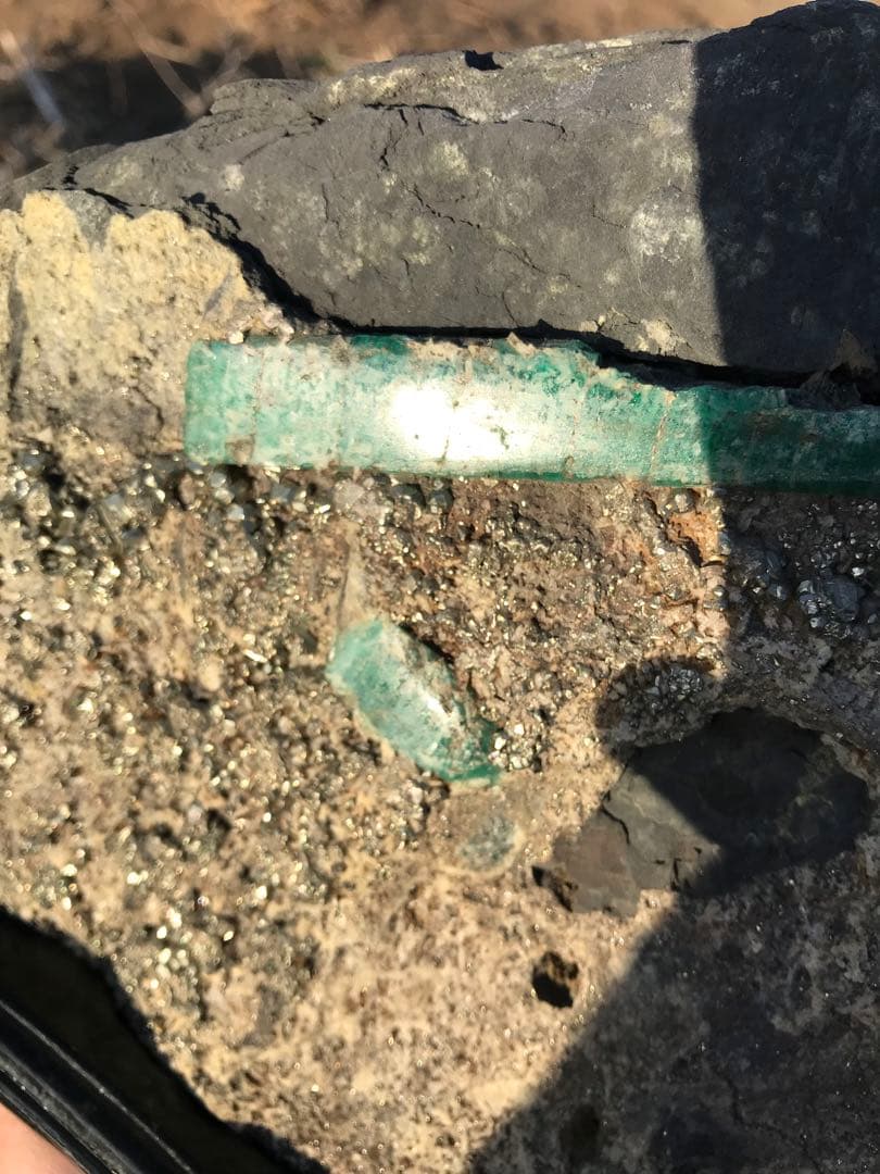 エメラルド原石　パイライト