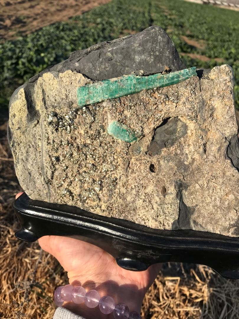 エメラルド原石　パイライト