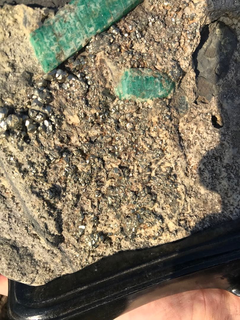 エメラルド原石　パイライト