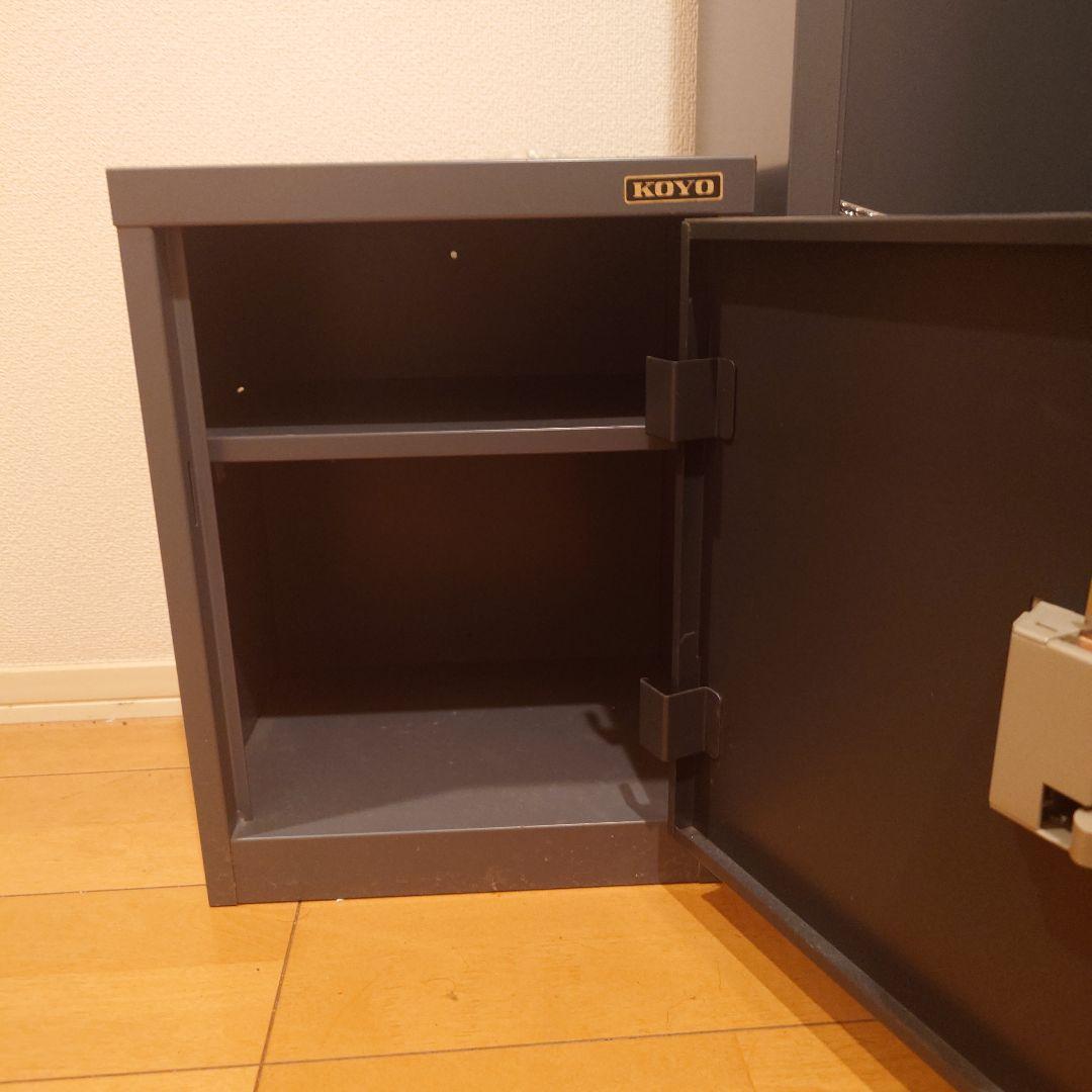 鍵付きグレーのガンロッカー5丁用、弾倉ロッカー