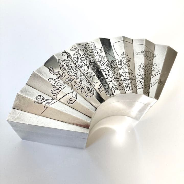 純銀製　扇型　菊文様　小物入れ