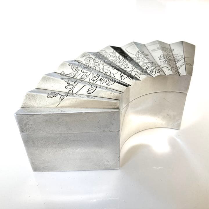 純銀製　扇型　菊文様　小物入れ