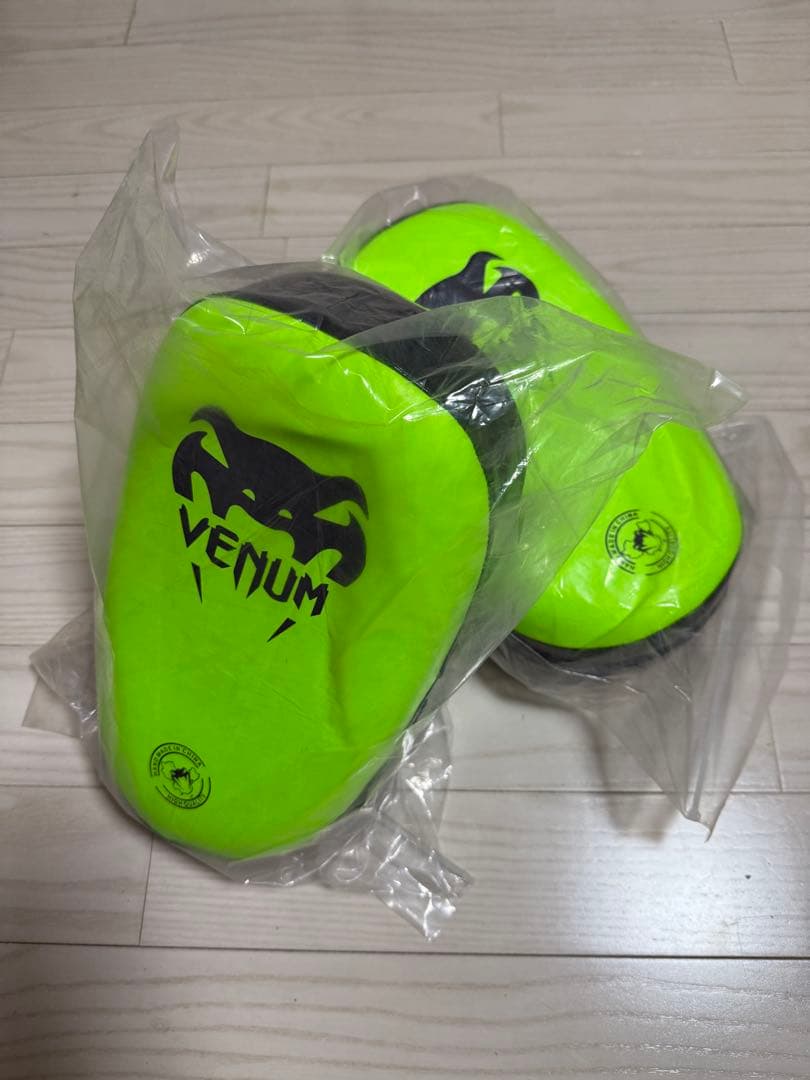 【新品未開封】VENUM キックミットライトグリーン【ガチ連蹴りいけます】