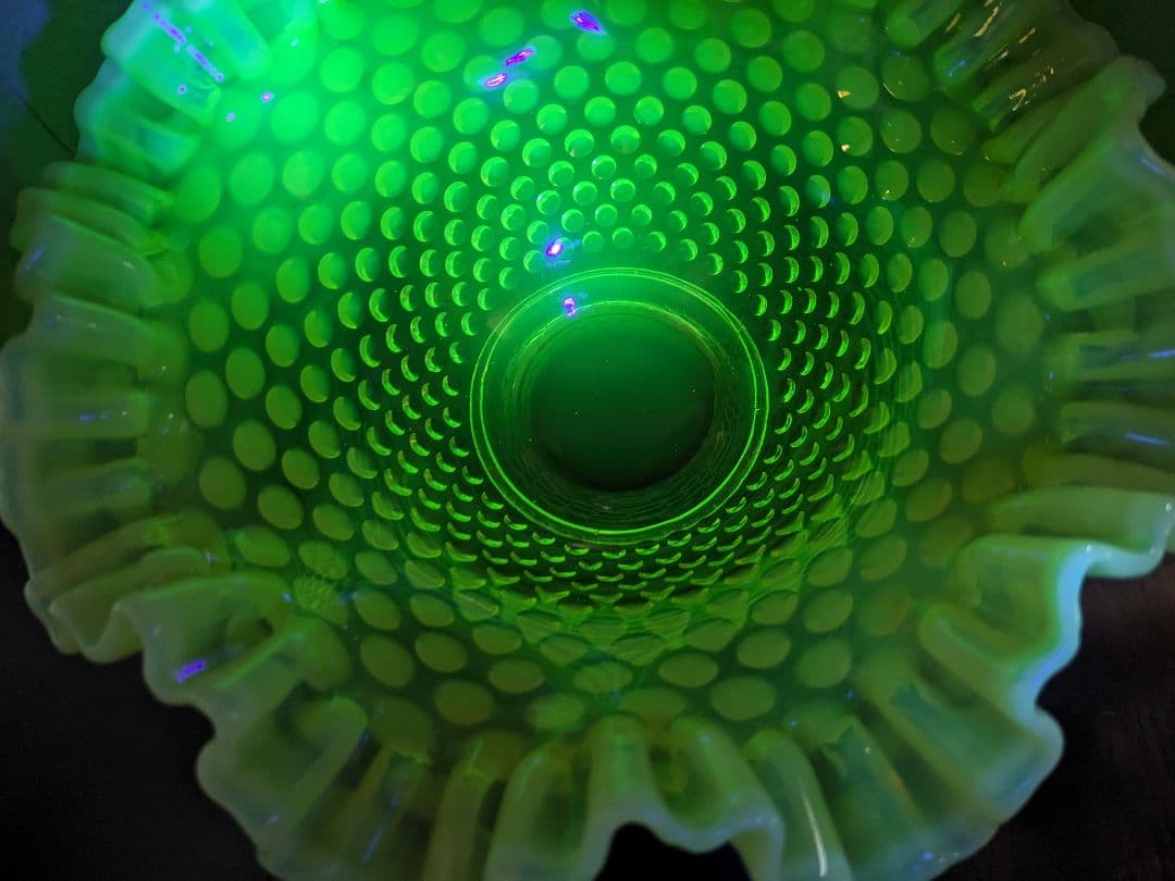 フェントン　ウランガラス　ヴァセリン　ホブネイルオパルセント　ラージフリルボウル