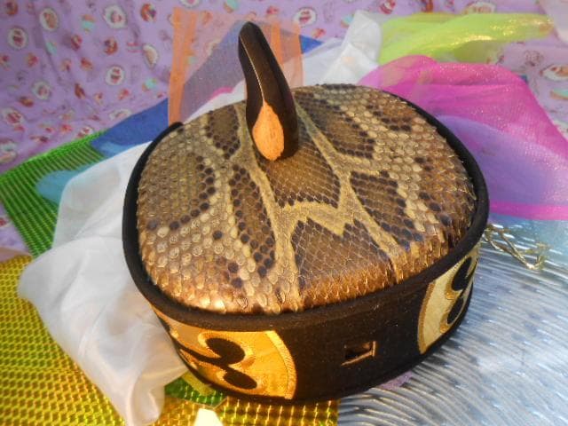 P11現品販売(送料無料)16.980円　沖縄三線専用　蛇皮強化張チーガ、黒檀爪