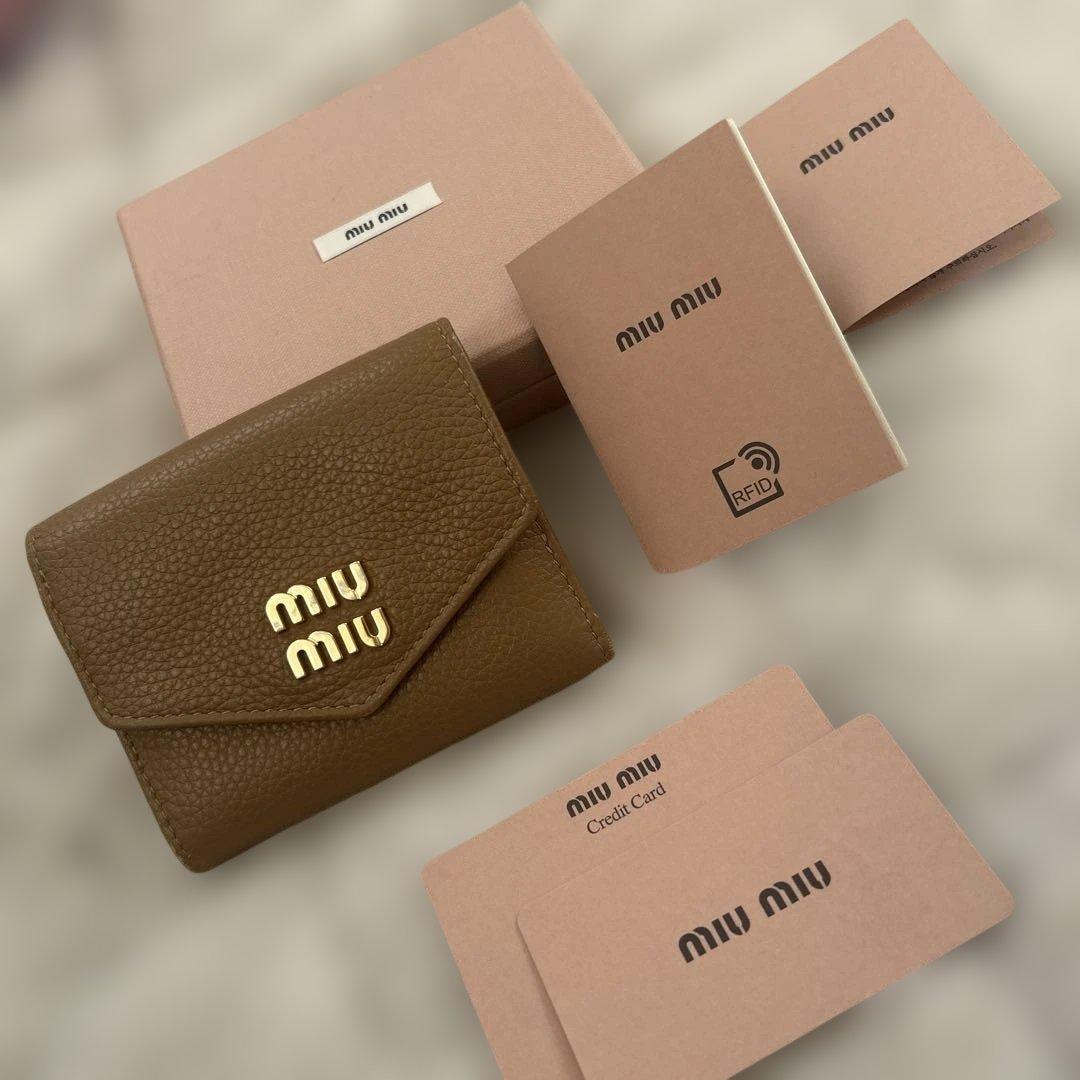 miu miu♡ヴィッテロダイノレザーフラップ付折りミニ財布♡ブラウン