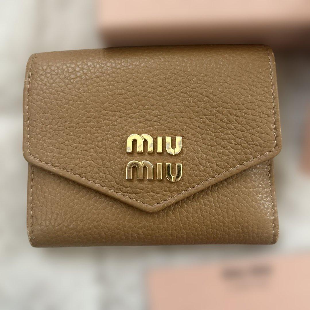 miu miu♡ヴィッテロダイノレザーフラップ付折りミニ財布♡ブラウン