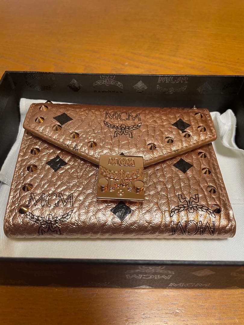 MCM 新品 パトリシアスタッズ付き三つ折り財布ヴィセトスウォレット