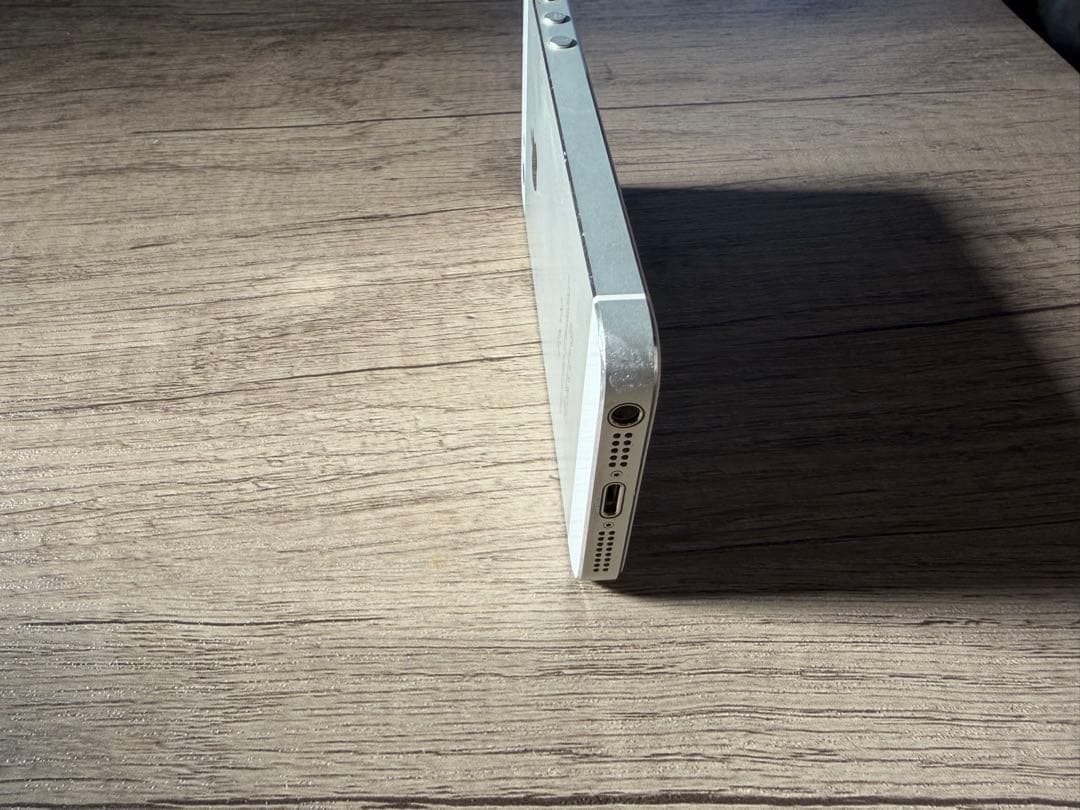 Apple iPhoneSE シルバー