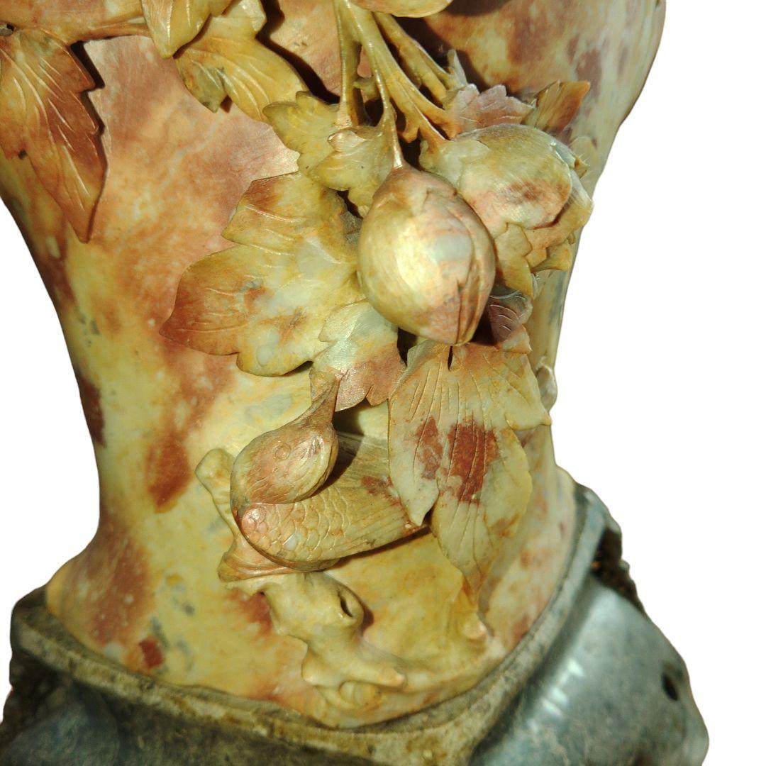 中国寿山石(印材)　草花文彫刻花瓶　置物　瑪瑙