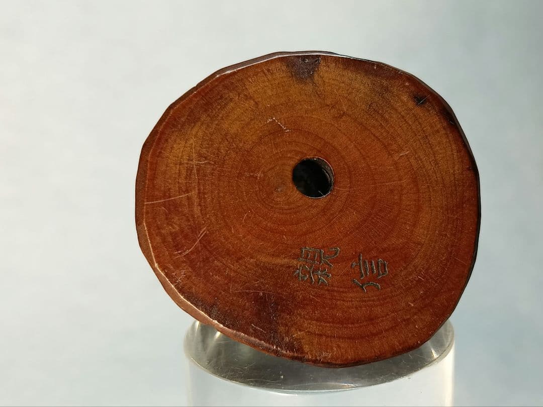 親信 在銘 「玉取り獅子」 柘植彫 根付 江戸時代