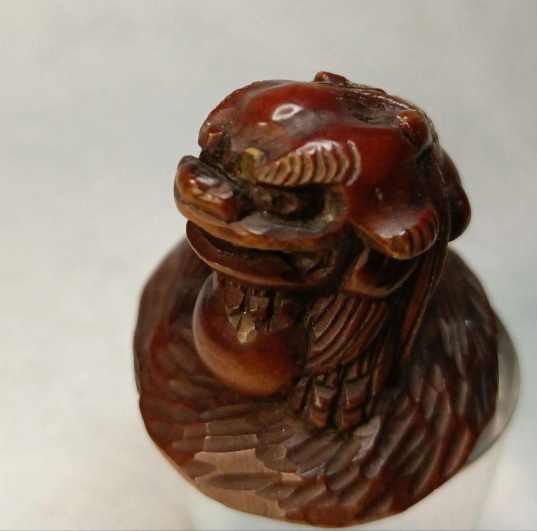 親信 在銘 「玉取り獅子」 柘植彫 根付 江戸時代
