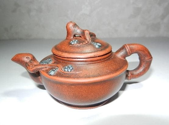 宜興紫砂壷（底款「周箕能制」、高さ５．５ｃｍ、幅幅９．５ｃｍ、容量４０ｃｃ）