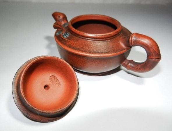 宜興紫砂壷（底款「周箕能制」、高さ５．５ｃｍ、幅幅９．５ｃｍ、容量４０ｃｃ）