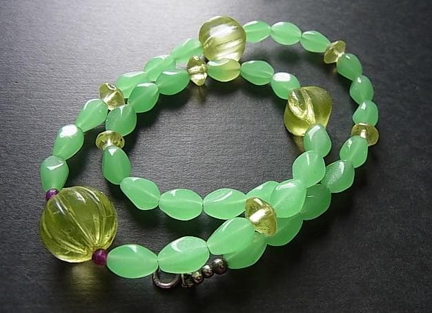 ★D2702★1900年代　 ボヘミア　ウラン ガラス　ビーズ　アンティーク