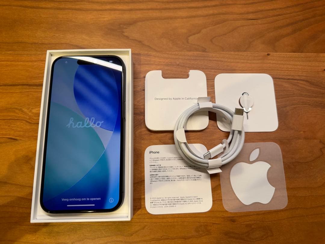 超美品！iPhone15 ProブラックチタニウムSIMフリーアップルストア購入