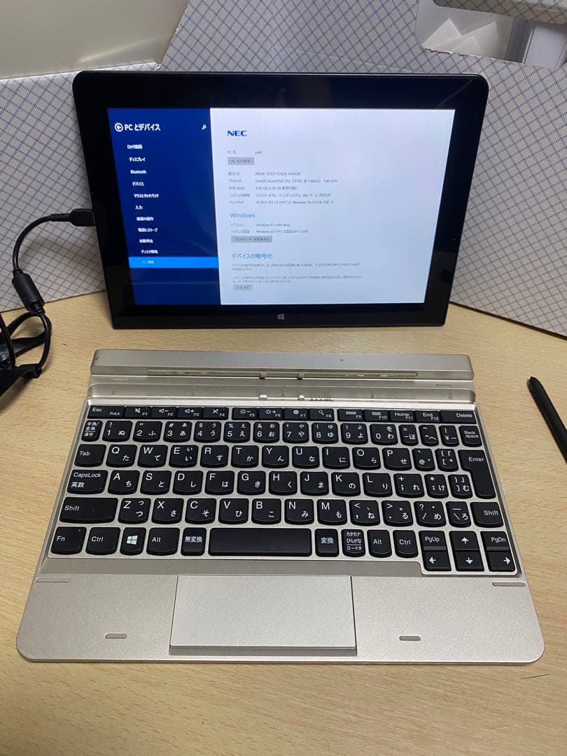 『エプソン』の８０型ロールアップスクリーン　ミニパソコン