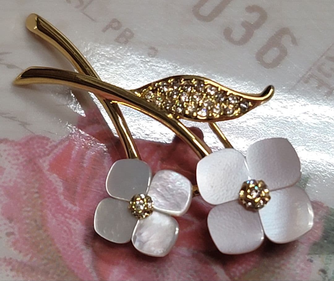 新品　ヴァンドームブティック　 ピンブローチ　白蝶貝　シマエナガ　ブローチ