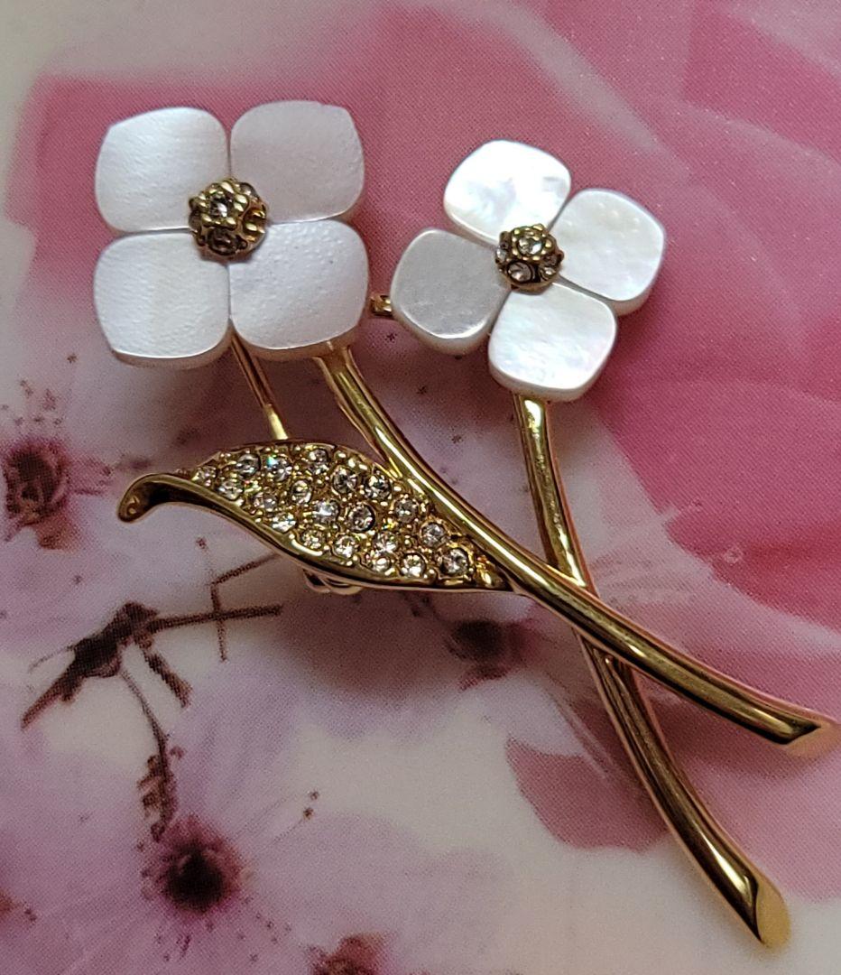 新品　ヴァンドームブティック　 ピンブローチ　白蝶貝　シマエナガ　ブローチ