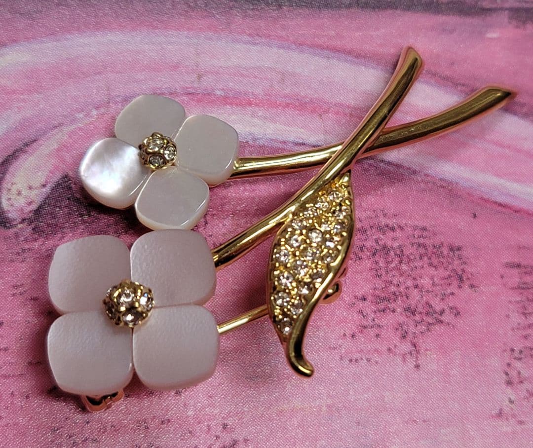 新品　ヴァンドームブティック　 ピンブローチ　白蝶貝　シマエナガ　ブローチ