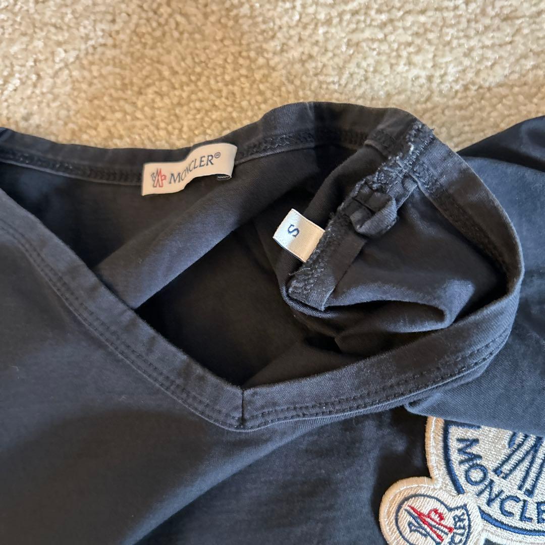 MONCLER 黒Vネック Tシャツ
