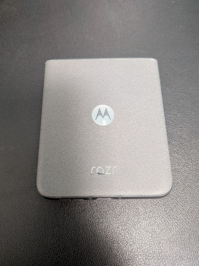 携帯電話本体 Motorola razr 50 12GB 512GB