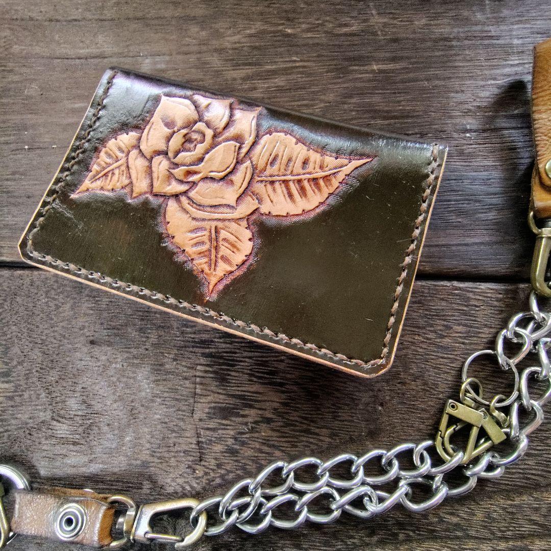 ミドルサイズ トラッカーウォレット 茶色 バラのカービング