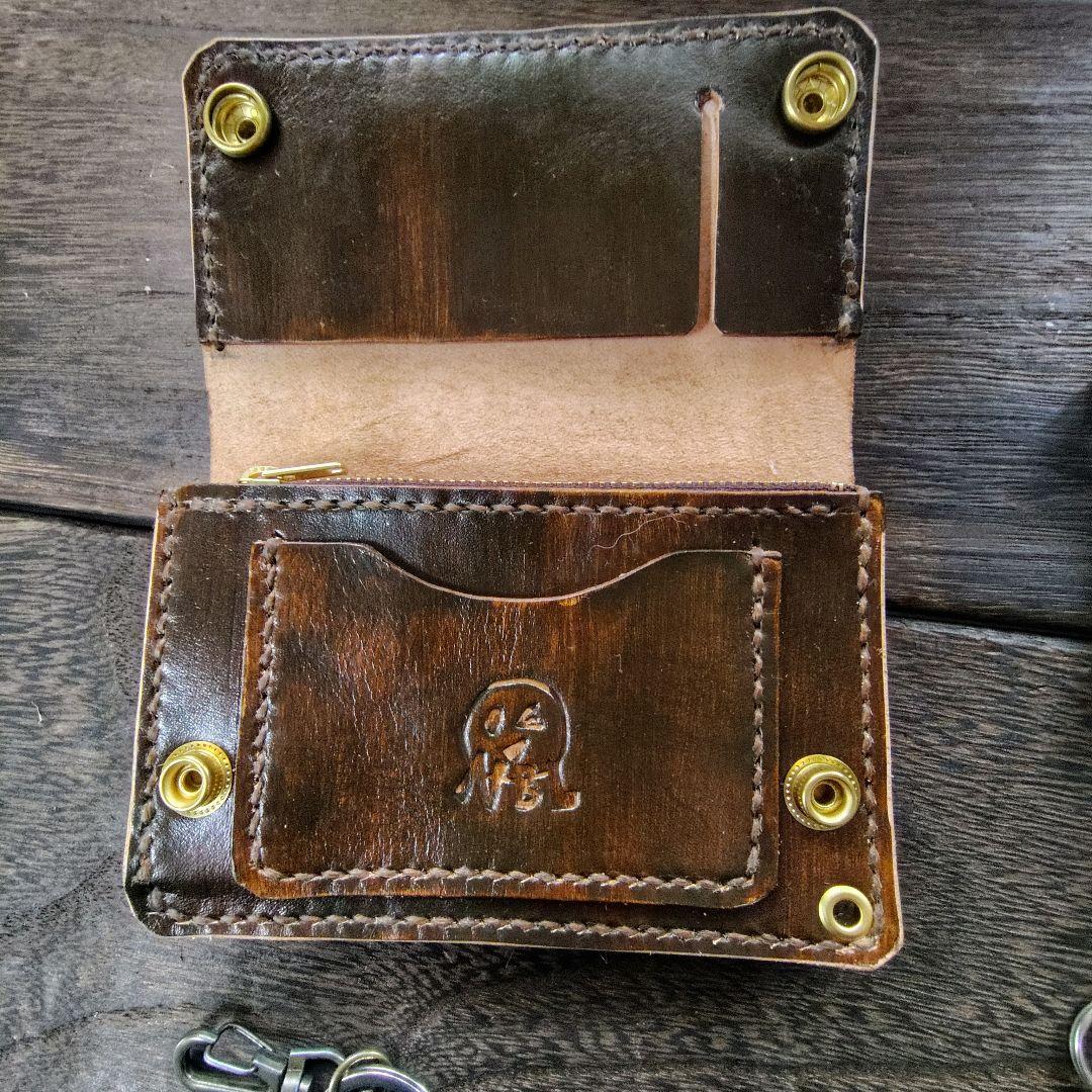 ミドルサイズ トラッカーウォレット 茶色 バラのカービング