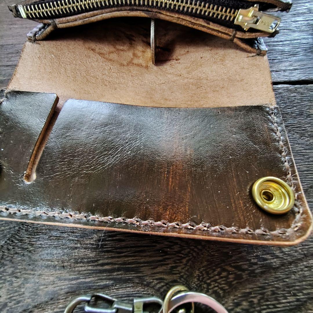 ミドルサイズ トラッカーウォレット 茶色 バラのカービング