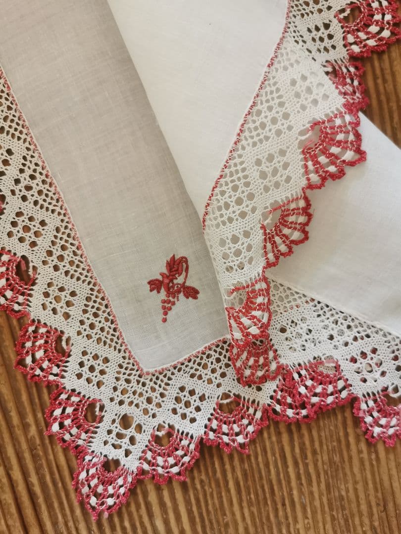 アンティーク ボビンレースフリル装飾 葡萄の花文字赤糸刺繍リネンクロス ハンカチ