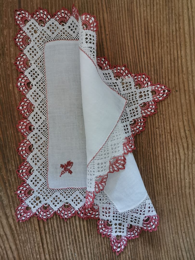 アンティーク ボビンレースフリル装飾 葡萄の花文字赤糸刺繍リネンクロス ハンカチ