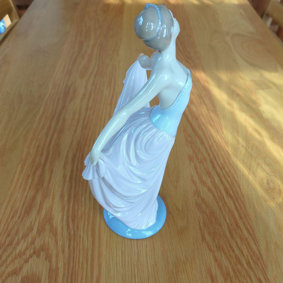 リアドロ女性陶磁器です。