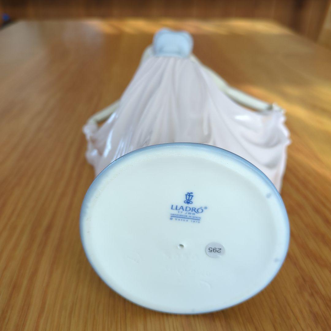 リアドロ女性陶磁器です。