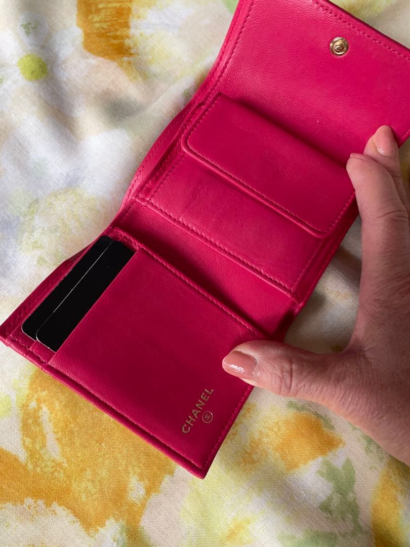 CHANEL ショッキングピンク 三つ折り財布