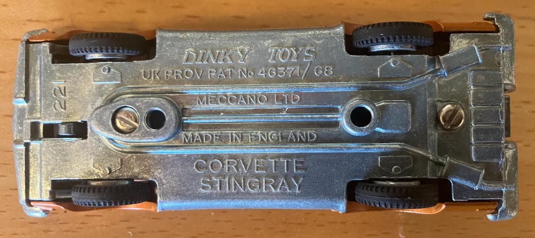 Dinky Toysミニカー　コルベット・スティングレイ　221（ケース付き）