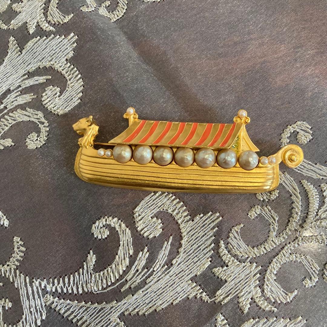 超希少デザイン　❤️カール・ラガーフェルド❤️ 龍頭鷁首風のブローチ　猛獣船⭐️匿名