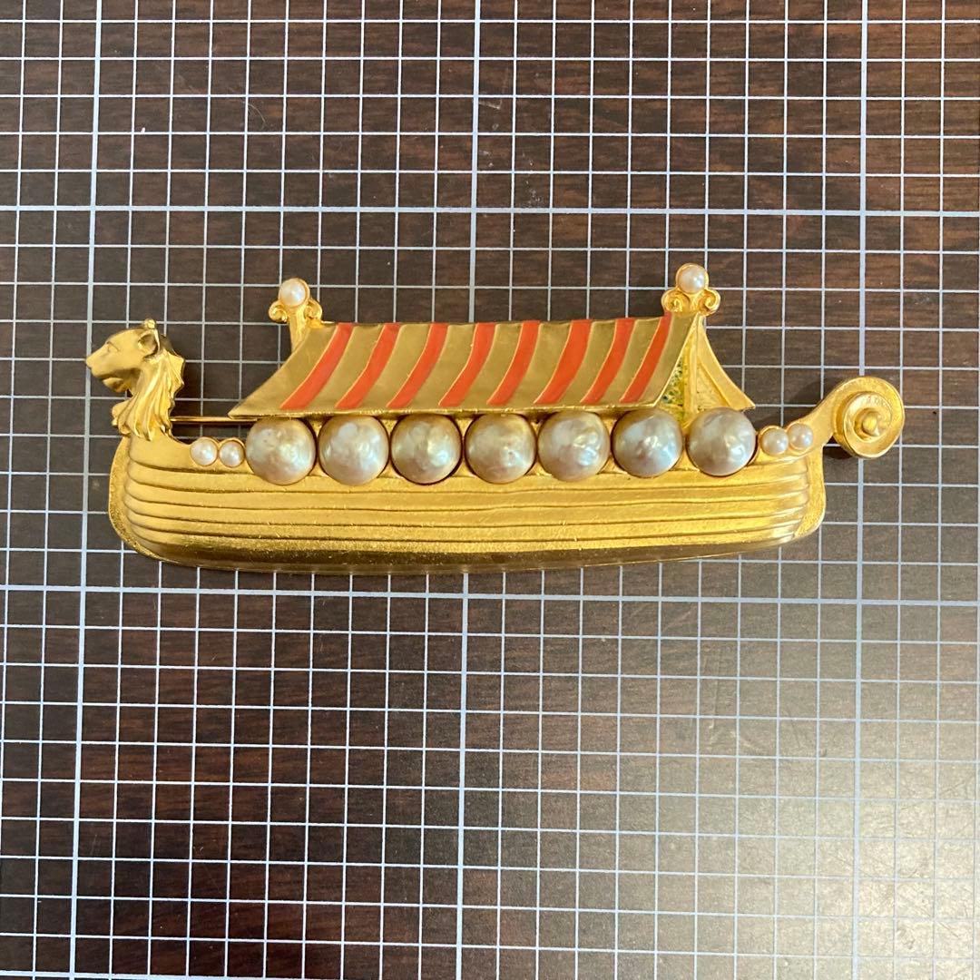 超希少デザイン　❤️カール・ラガーフェルド❤️ 龍頭鷁首風のブローチ　猛獣船⭐️匿名