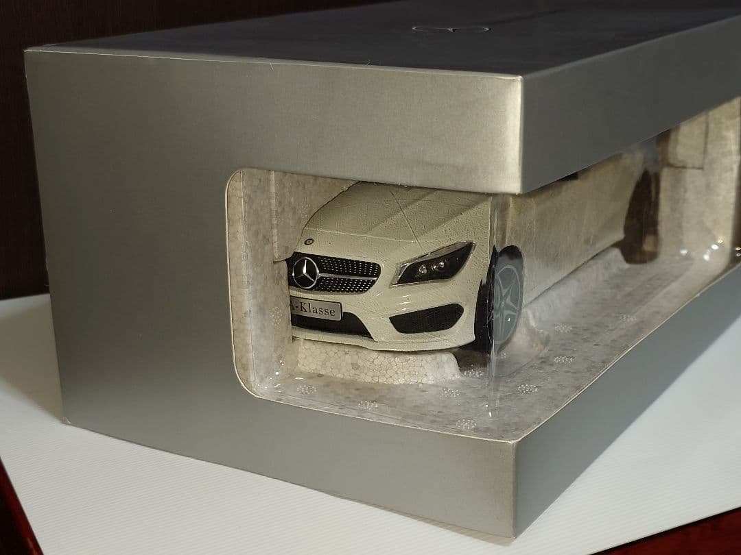 メルセデスベンツ CLAシューティングブレーク 1/18 ミニカー ホワイト