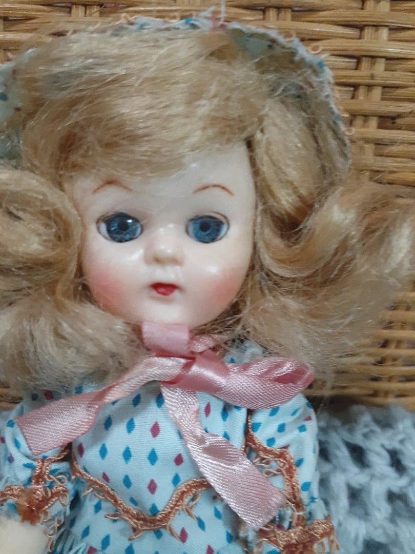 ヴィンテージドール　美しいお顔の人形　ボンネットガール　スリープアイ