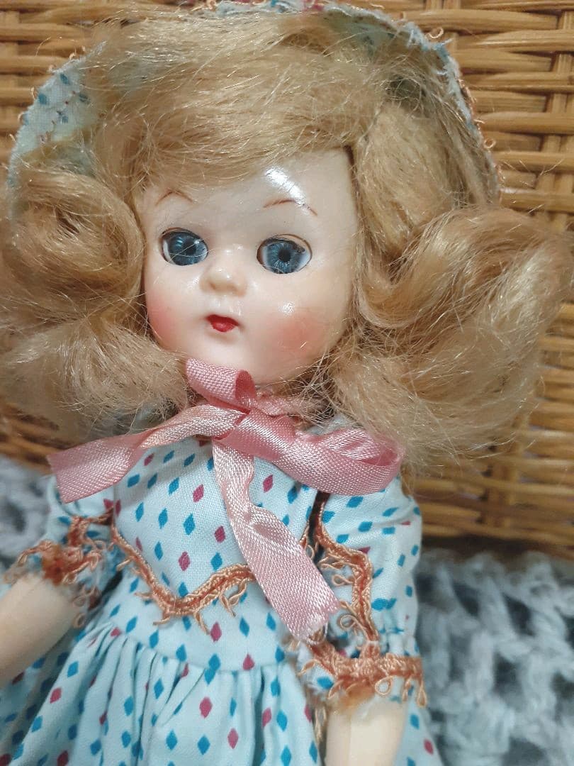 ヴィンテージドール　美しいお顔の人形　ボンネットガール　スリープアイ