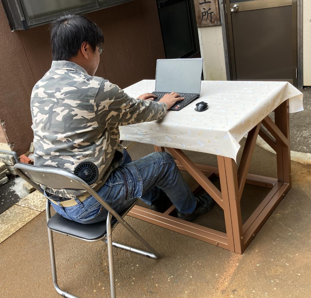 勉強机　事務机（緊急時は避難シェルター）　在庫３個　机　ダイニングテーブル