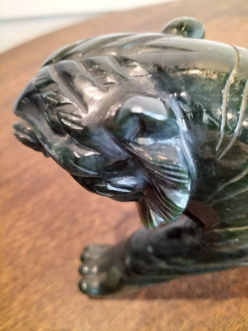 緑色天然石の虎の彫刻 置物　虎　干支　レトロ　天然石　タイガー