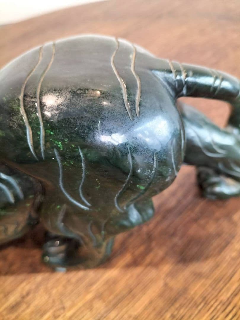 緑色天然石の虎の彫刻 置物　虎　干支　レトロ　天然石　タイガー