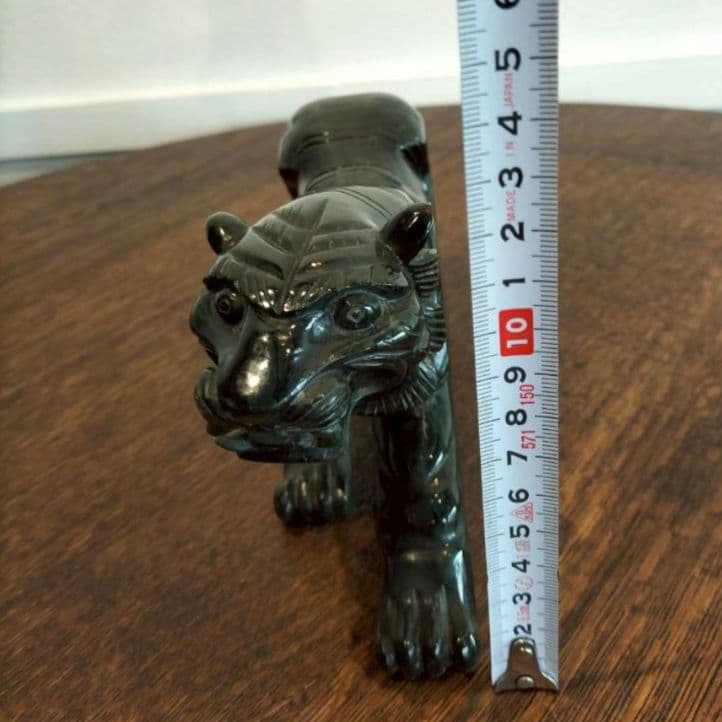 緑色天然石の虎の彫刻 置物　虎　干支　レトロ　天然石　タイガー