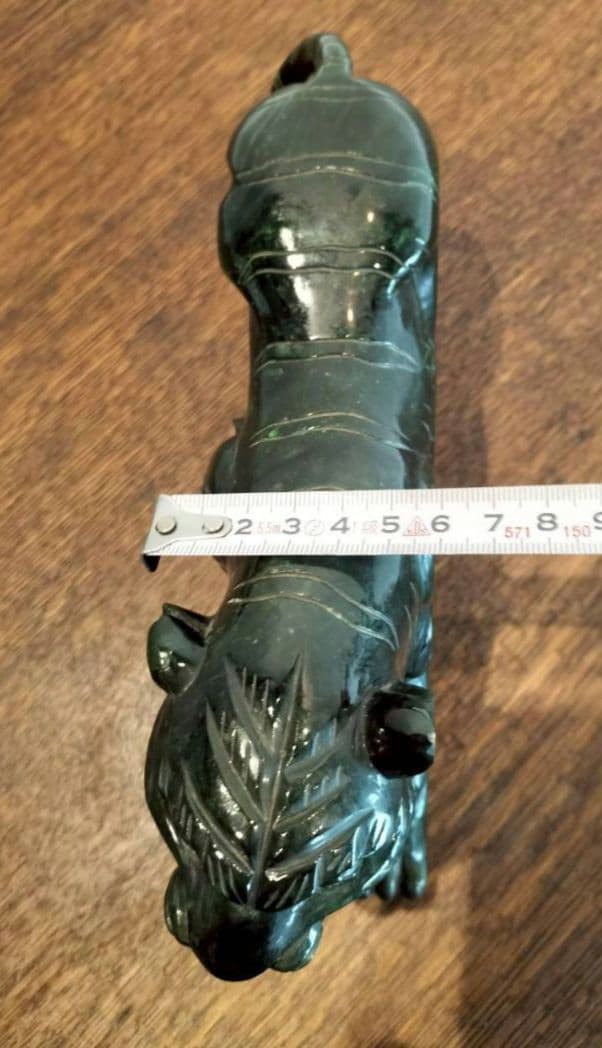 緑色天然石の虎の彫刻 置物　虎　干支　レトロ　天然石　タイガー