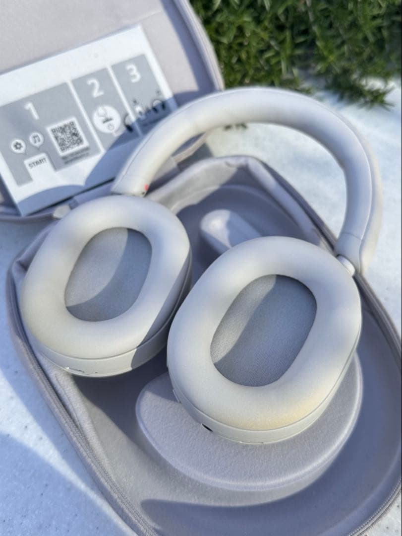 SONY ワイヤレスヘッドホン WH-1000XM5（ホワイト）