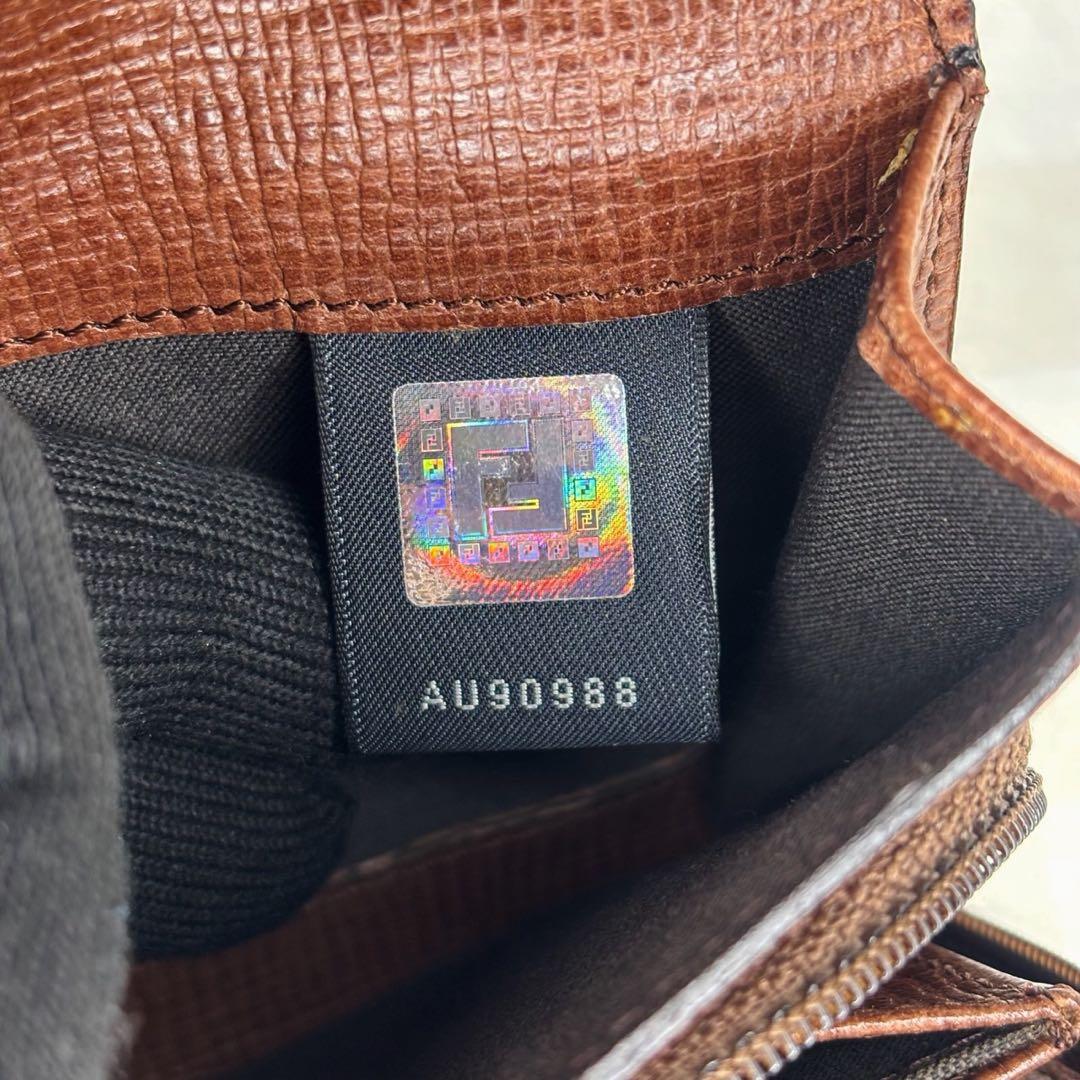 極美品　FENDI フェンディ　長財布　三つ折り　M06