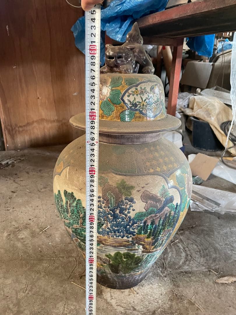 多色絵柄の陶器壺 獅子付き