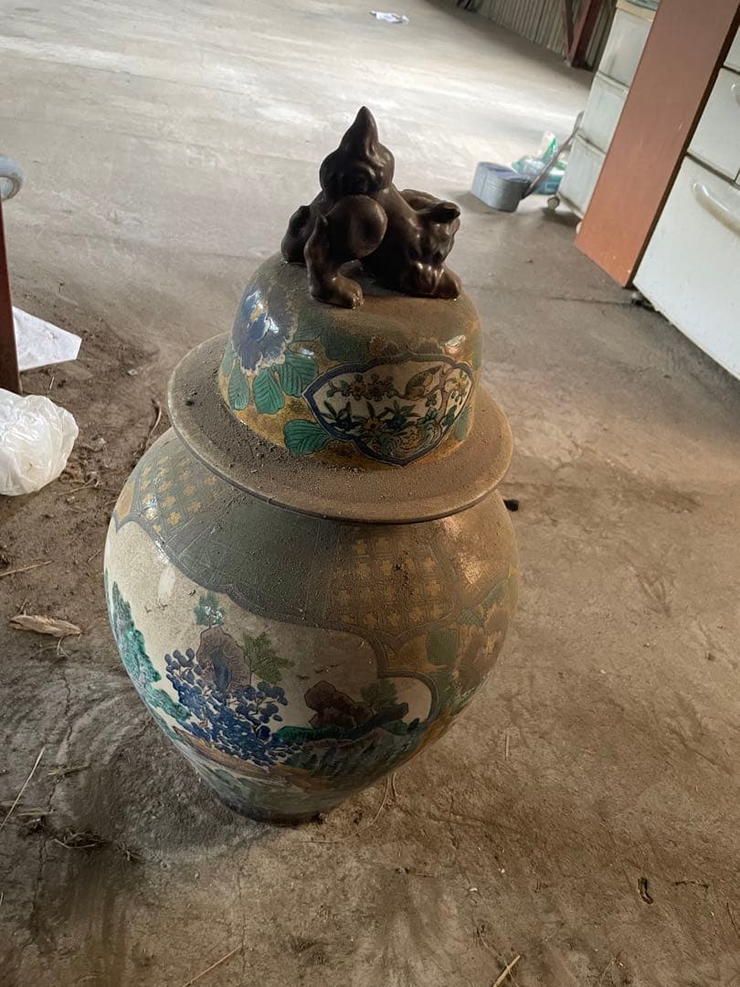 多色絵柄の陶器壺 獅子付き