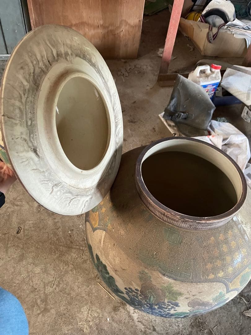 多色絵柄の陶器壺 獅子付き